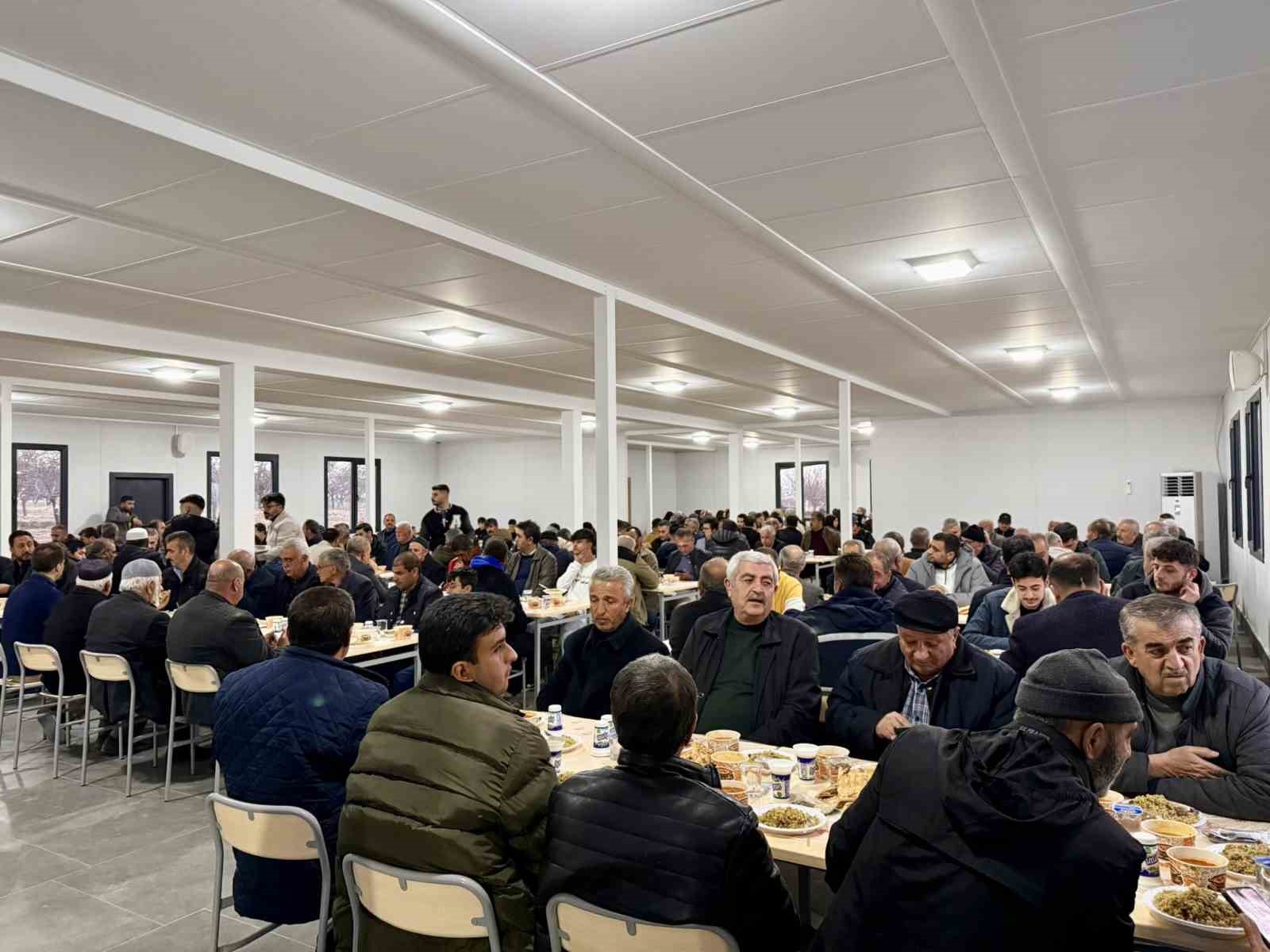 Başkan Ulutaş, iftarda vatandaşlarla bir araya geldi
