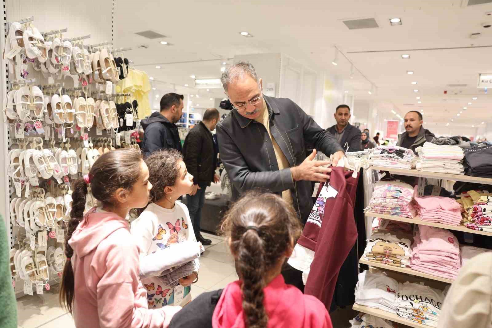 Eyy&uuml;biye&rsquo;de yetim &ccedil;ocuklar bayramlık heyecanı yaşadı
