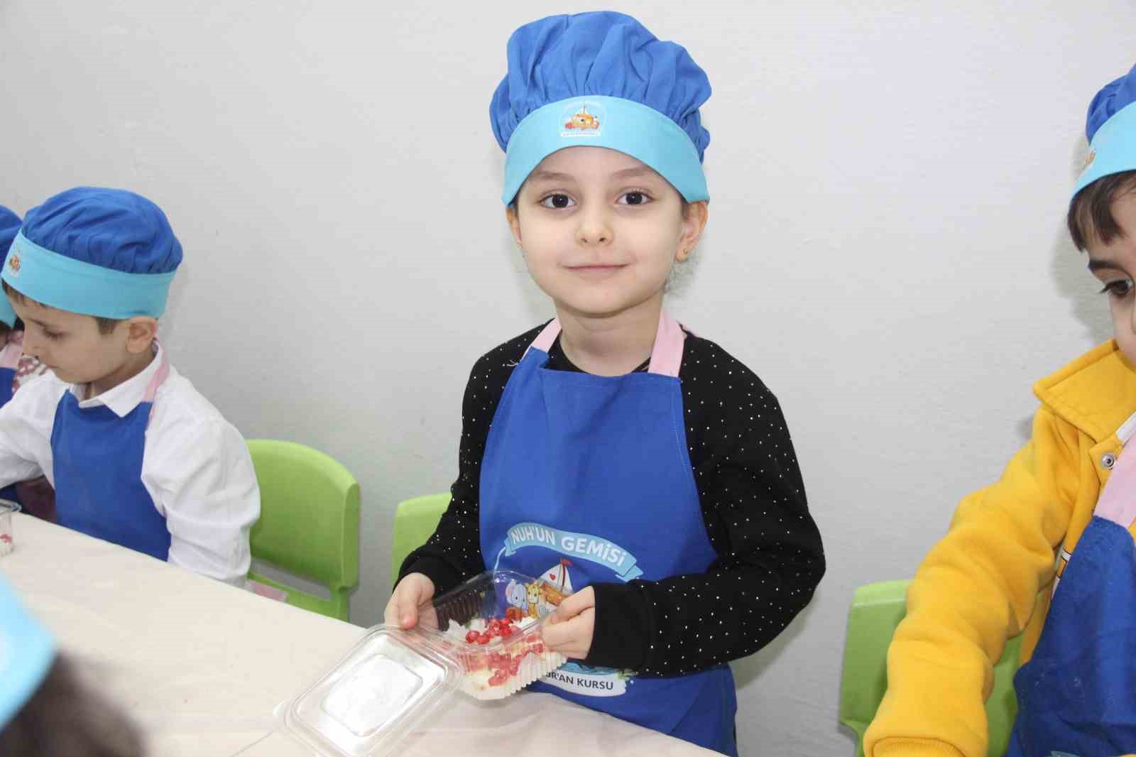 Kur&rsquo;an kursu &ouml;ğrenciler ailelerine g&uuml;lla&ccedil; hazırladı
