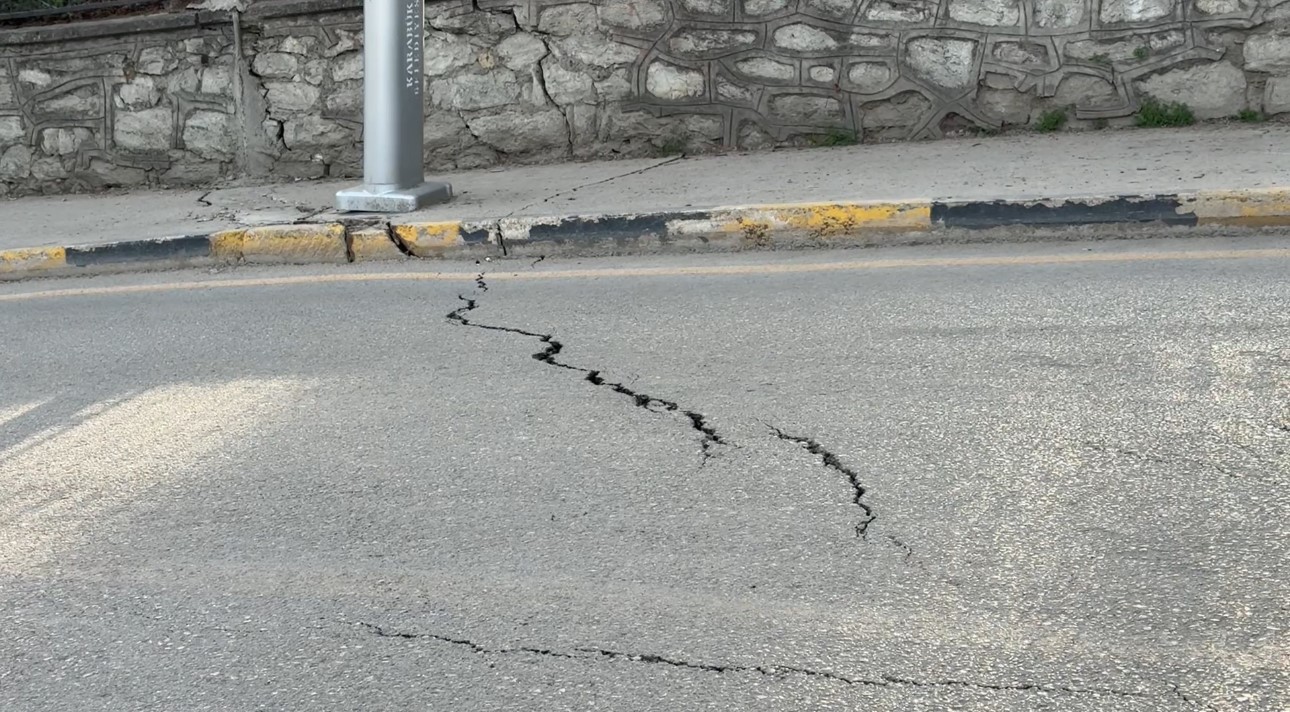 Cadde yolunda oluşan &ccedil;atlaklıklar tehlike oluşturuyor
