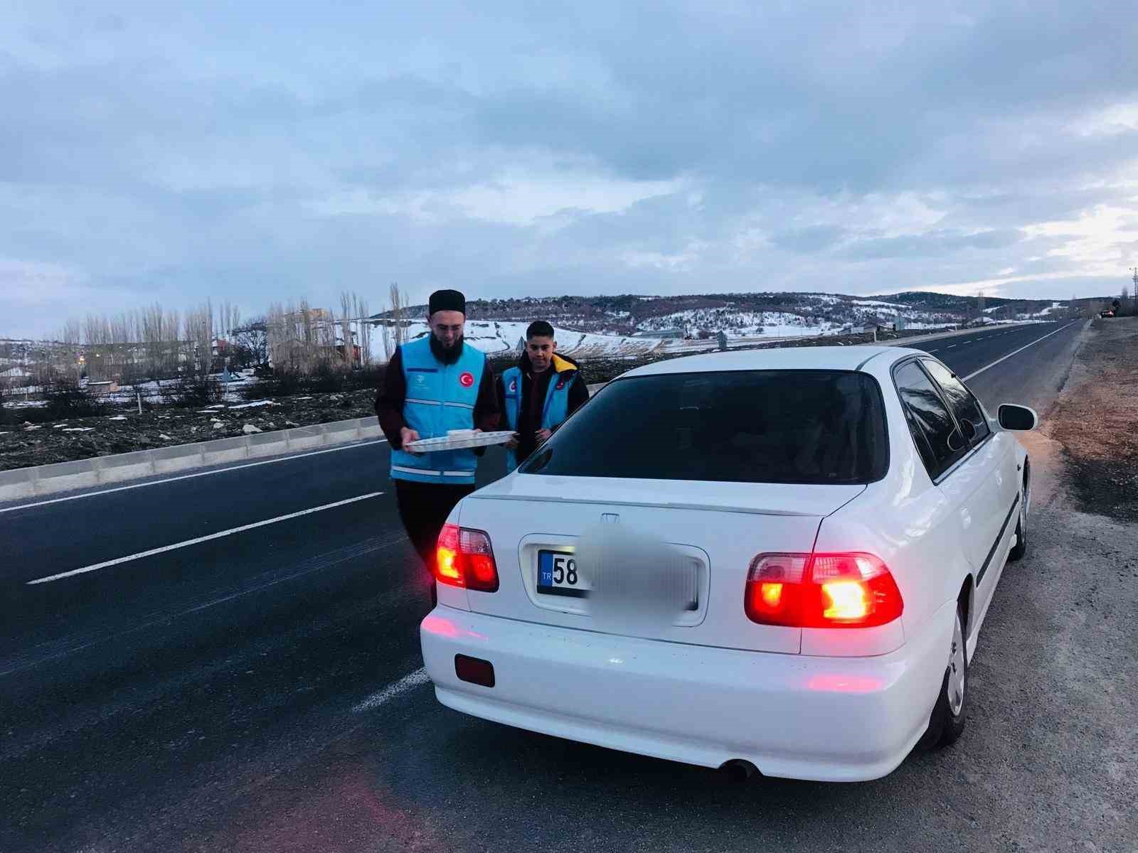 Akdağmadeni&rsquo;nde yolculara &lsquo;iftara 5 kala&rsquo; s&uuml;rprizi
