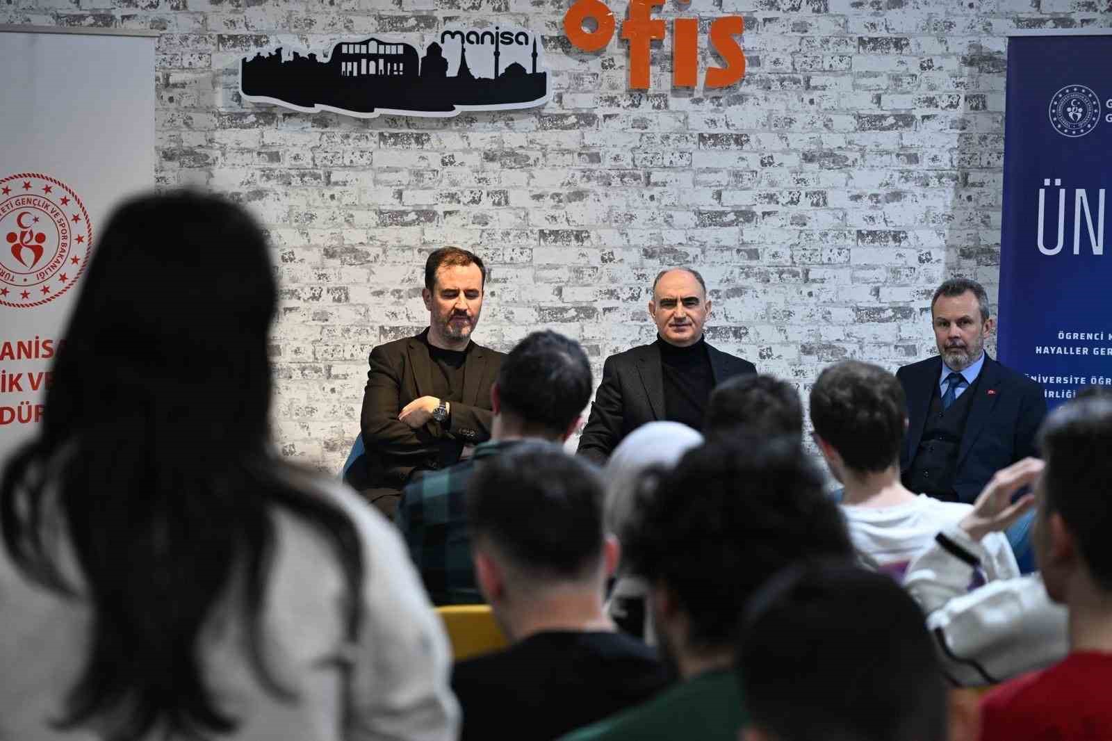 Vali &Ouml;zkan Manisa CB&Uuml;&rsquo;l&uuml; &ouml;ğrencilerle iftarda buluştu
