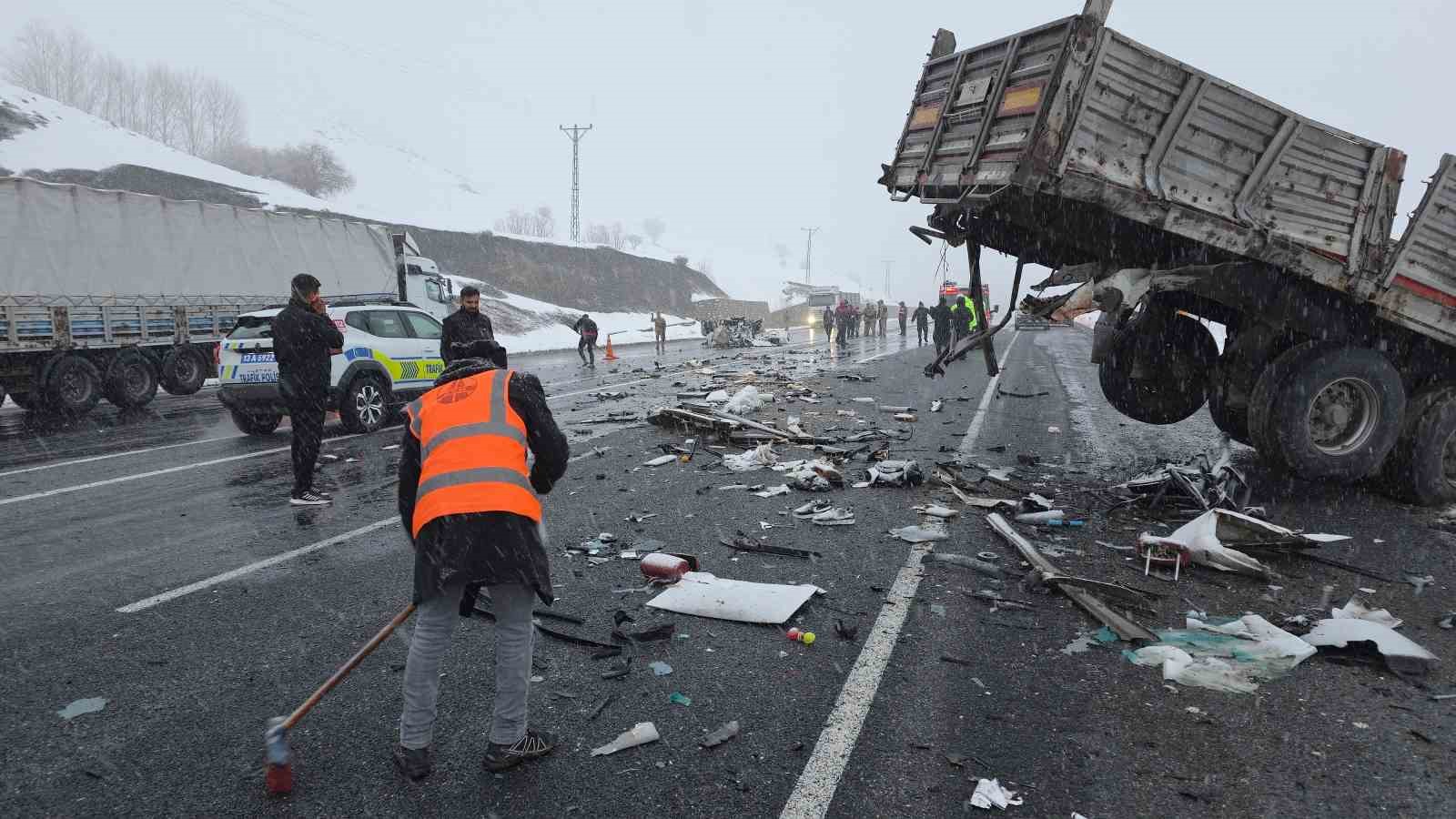 Tatvan&rsquo;daki feci kazada karı koca hayatını kaybetti
