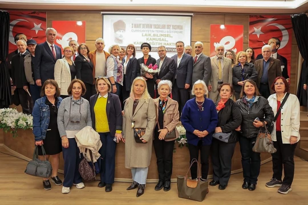 Efeler&rsquo;de &rsquo;D&ouml;n&uuml;m Noktasında Cumhuriyet&rsquo; konuşuldu
