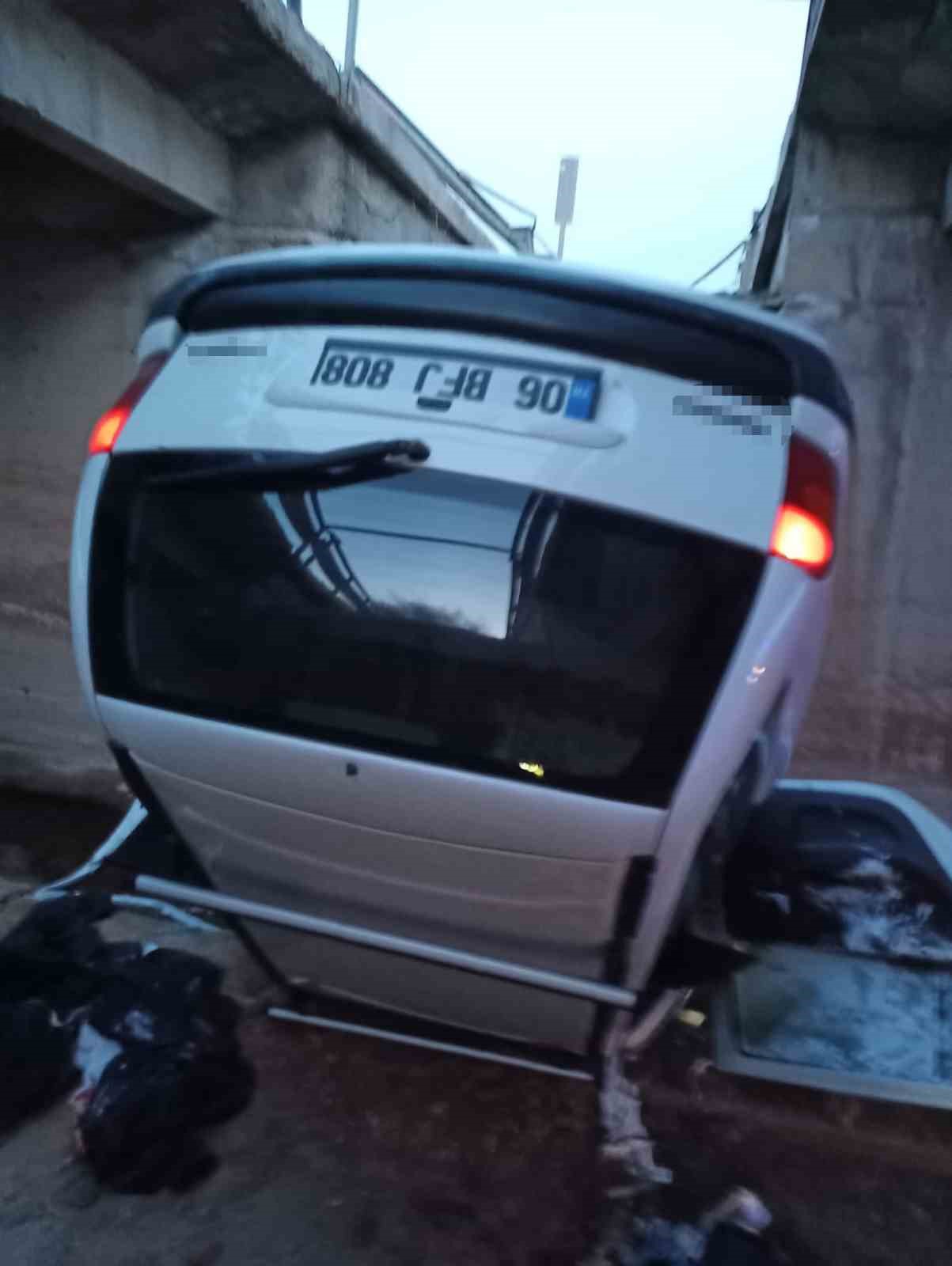 Kırıkkale&rsquo;de otomobil k&ouml;pr&uuml; boşluğuna devrildi: 4 yaralı
