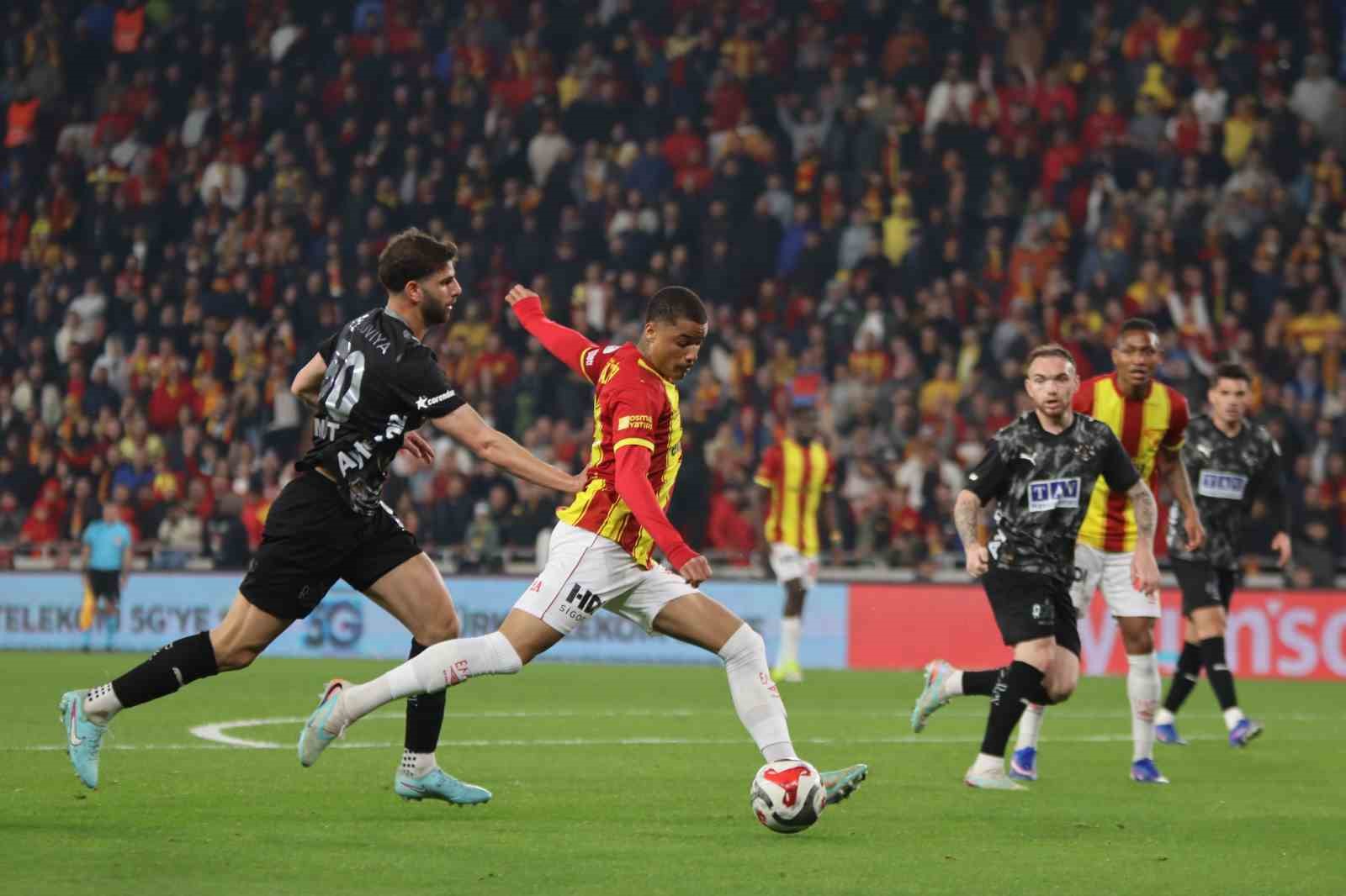 Trendyol Süper Lig: Göztepe: 2 - Alanyaspor: 2 (Maç sonucu)