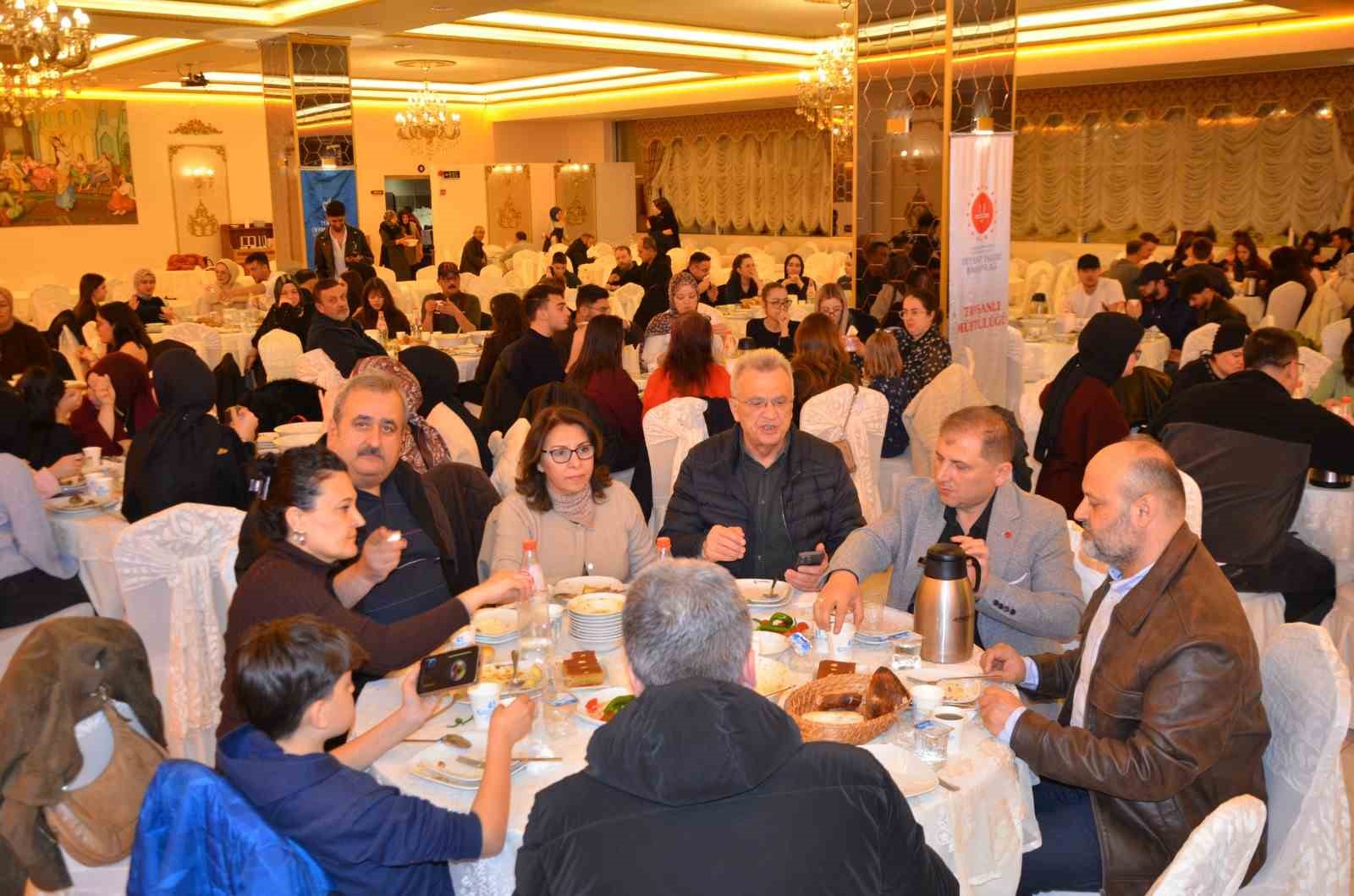 Tavşanlı&rsquo;da &uuml;niversite &ouml;ğrencileri iftarda buluştu
