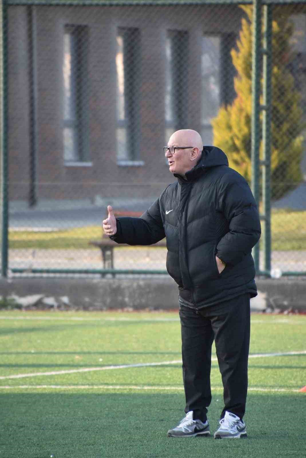 B&uuml;y&uuml;kşehir Belediyespor altyapı futbolcularına bilimsel performans analizi
