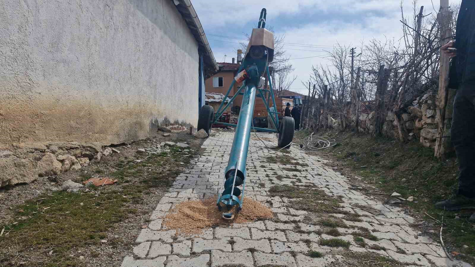 Buğday aktarımı sırasında facia: Kardeşlerden biri g&ouml;&ccedil;&uuml;kte kaldı, diğerinin parmakları koptu
