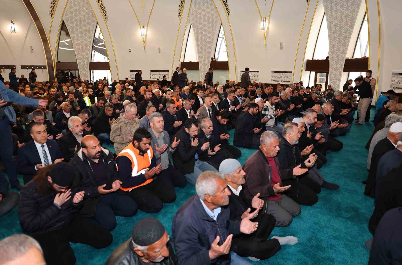 Şehitler ve vakıf bağışçıları için mevlid programı düzenlendi