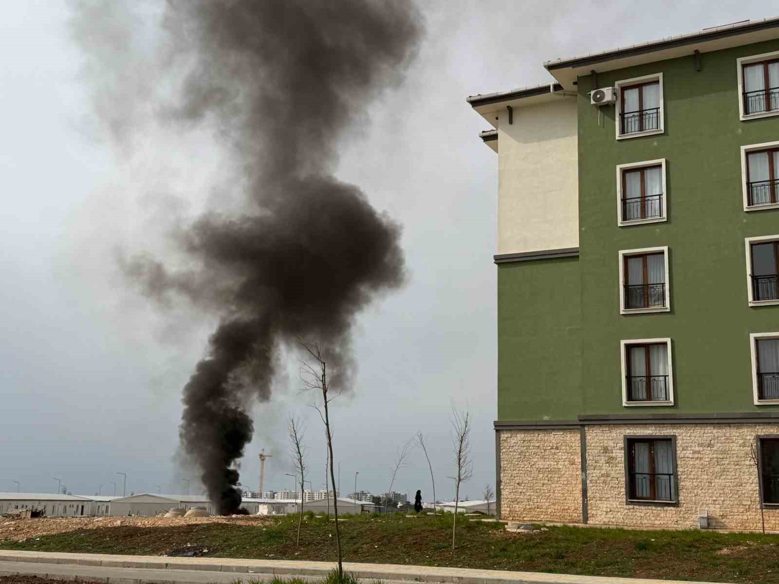 Deprem konutları yakınında yakılan ateş paniğe neden oldu