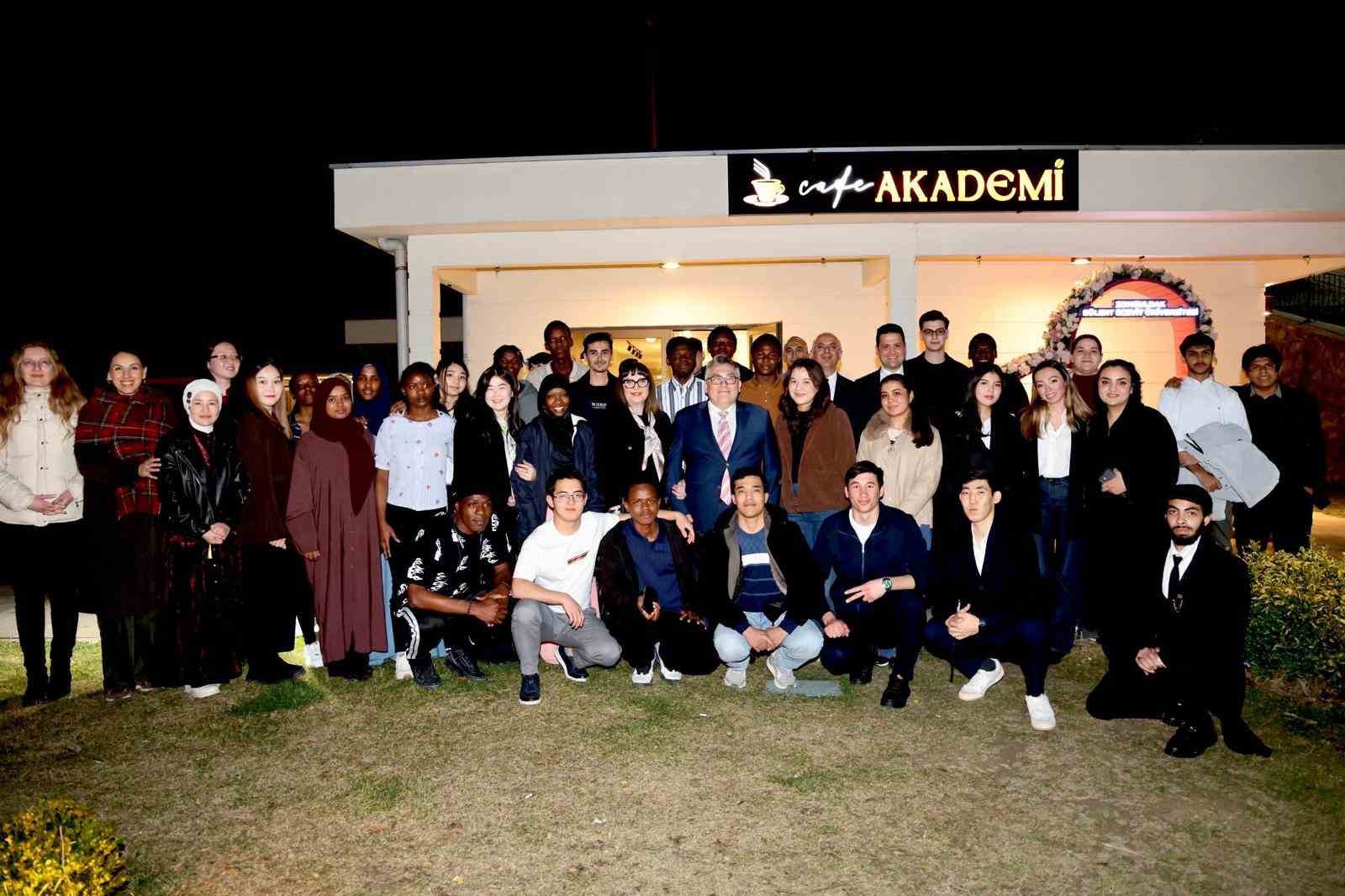 Rekt&ouml;r &Ouml;z&ouml;l&ccedil;er uluslararası &ouml;ğrencilerle iftar sofrasında buluştu
