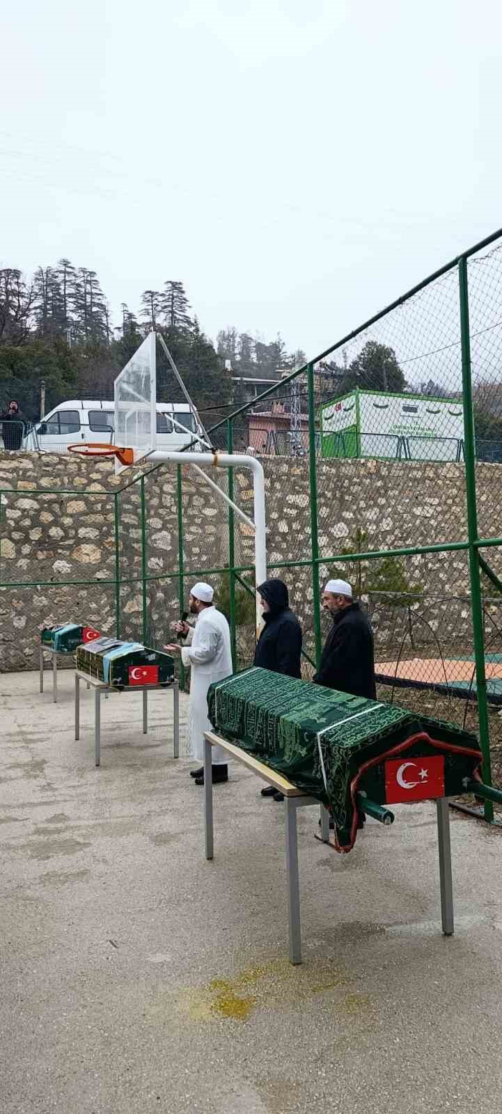 Minibüsün uçuruma yuvarlandığı kazada ölen 3 kişi son yolculuklarına uğurlandı