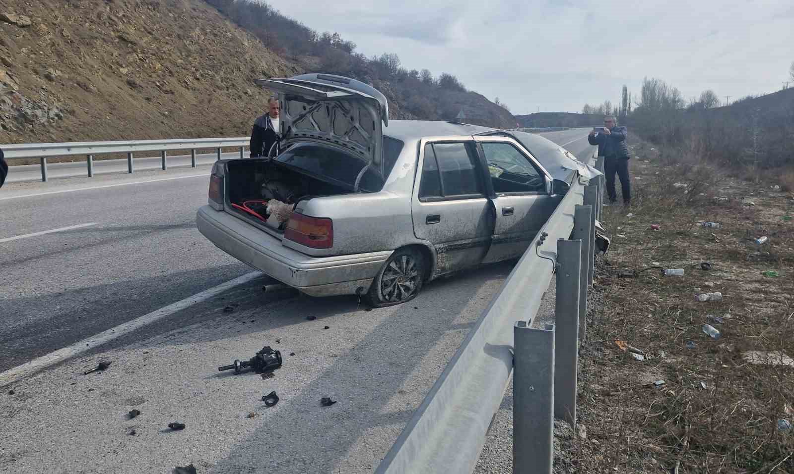 &Ccedil;orum&rsquo;da bariyerlere &ccedil;arpan otomobilin s&uuml;r&uuml;c&uuml;s&uuml; yaralandı
