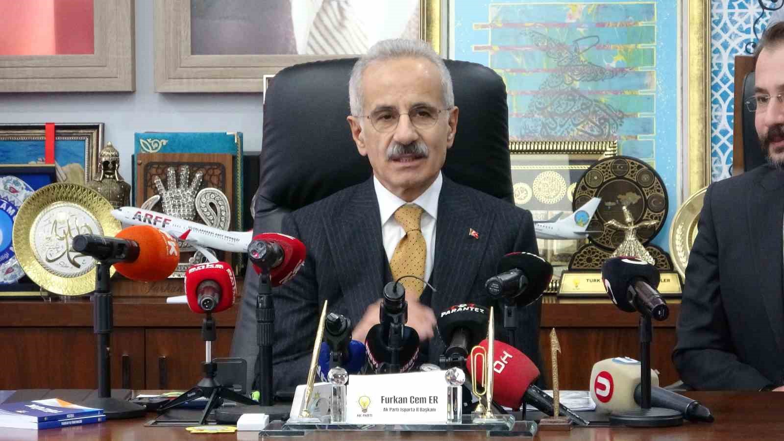 Bakan Uraloğlu: "Isparta&rsquo;mızda Dereboğazı yolu g&uuml;ndemimizde ve bir mesafe kat ettikten sonra &ccedil;alışmaların devamını ileride s&uuml;rd&uuml;receğiz"
