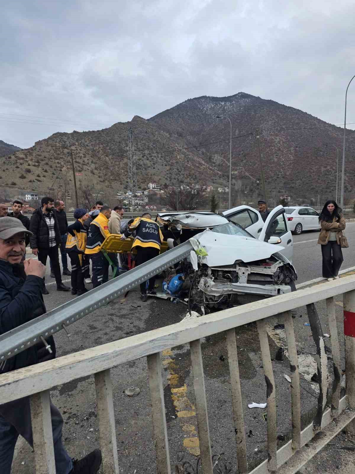 Hurdaya d&ouml;nen ara&ccedil;tan sağ kurtuldular: 1&rsquo;i bebek 3 yaralı
