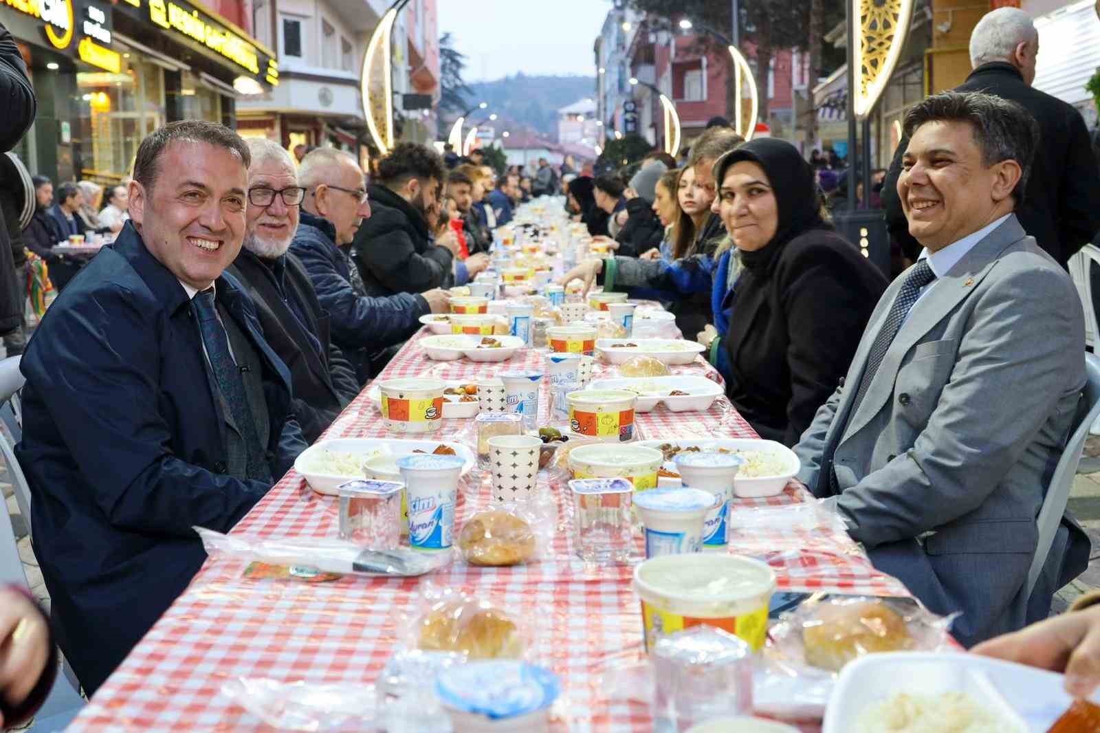 Bakan Yardımcısı Madak, S&ouml;ğ&uuml;t&rsquo;te 4 bin kişiyle iftar yaptı
