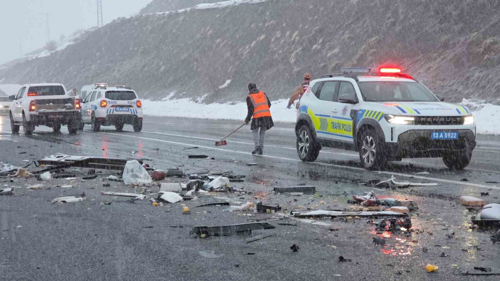 Tatvan’daki feci kazada karı koca hayatını kaybetti