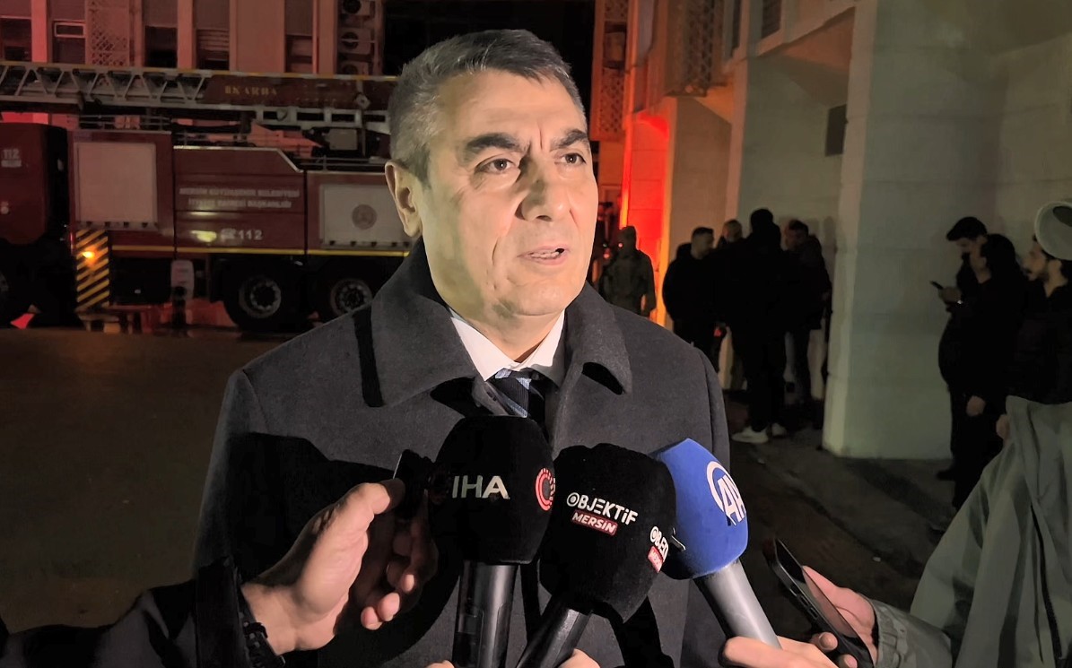 Mersin&rsquo;de emniyetin ek binasında &ccedil;ıkan yangın b&uuml;y&uuml;meden s&ouml;nd&uuml;r&uuml;ld&uuml;
