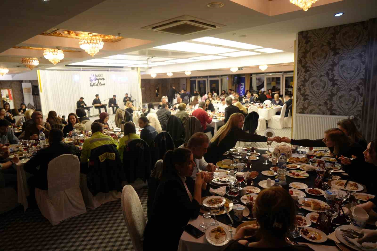 Samsun&rsquo;da sağlık &ccedil;alışanları Tıp Bayramı&rsquo;nı kutladı ardından iftarda buluştu
