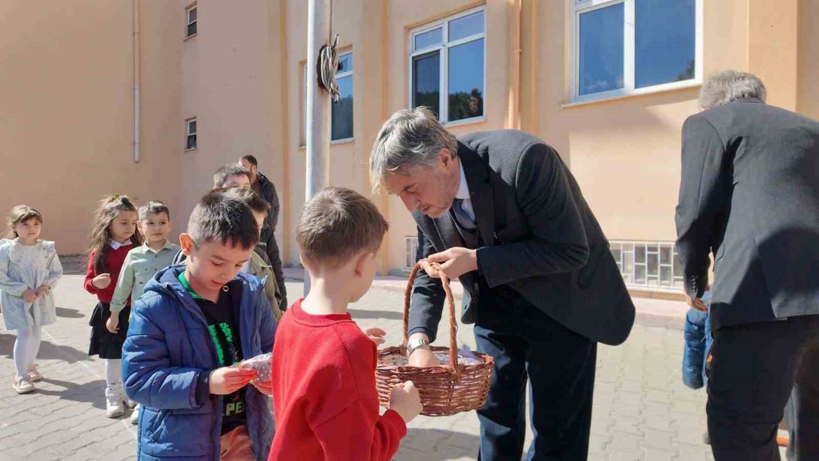 K&uuml;tahya Şehit Semih Akyıldız İlkokulu&rsquo;nda bayramlaşma programı
