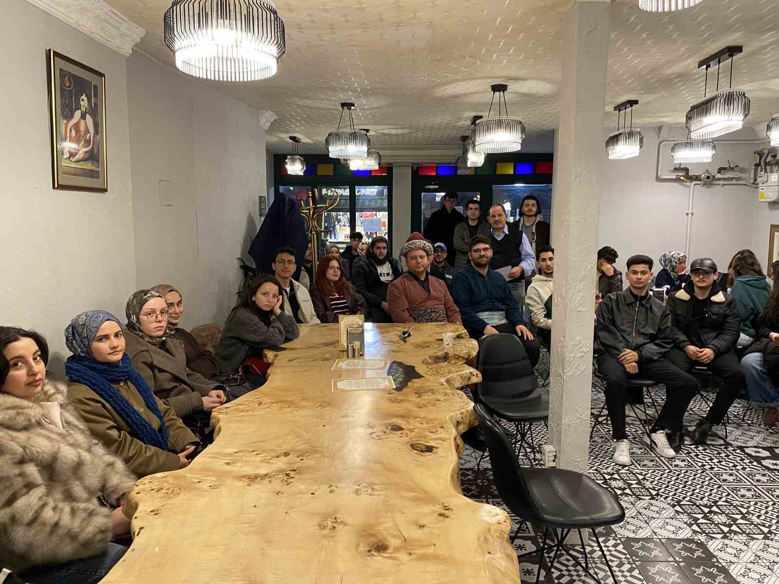 Fatih&rsquo;te &uuml;niversite &ouml;ğrencileri iftarda buluştu
