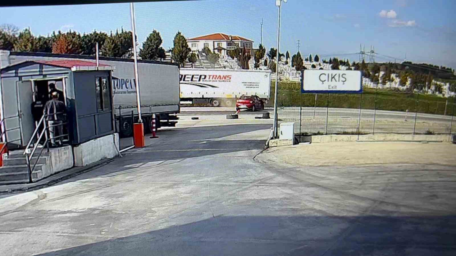 Edirne&rsquo;de otomobil tıra &ccedil;arptı, 1 kişi yaralandı: Kaza anı kamerada
