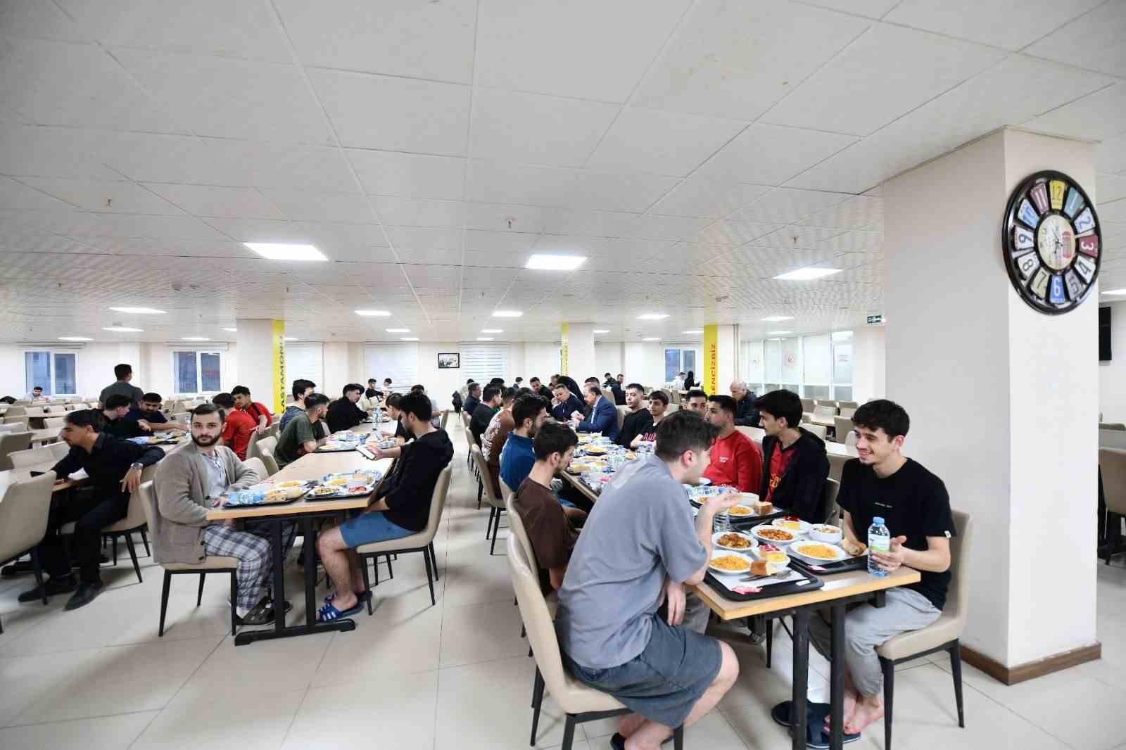 Vali Dallı, &uuml;niversite &ouml;ğrencileriyle iftar sofrasında buluştu
