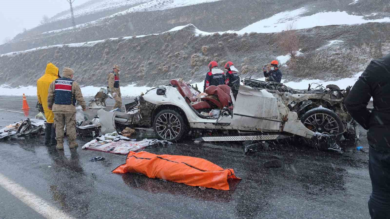 Tatvan&rsquo;daki trafik kazasında &ouml;l&uuml; sayısı 3 oldu: Kazada ağır yaralanan 6 aylık bebek hastanede vefat etti
