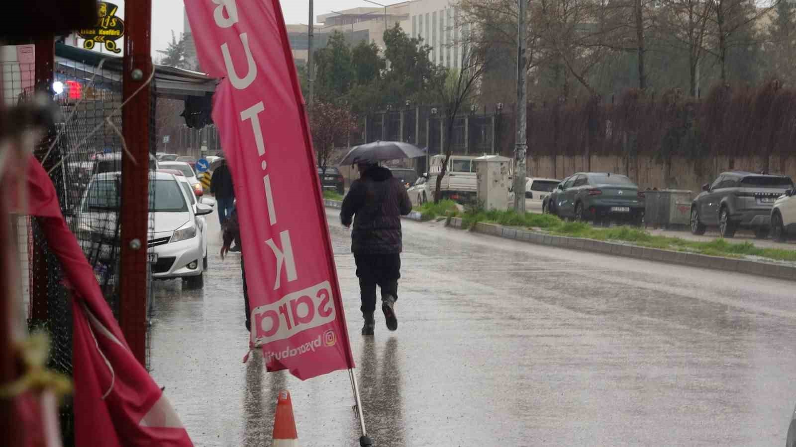 Hatay&rsquo;da kuvvetli sağanak yağış etkili oluyor
