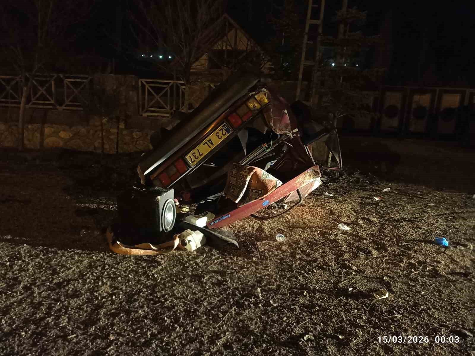 Takla atan otomobil hurdaya d&ouml;nd&uuml;, 2 kişi ağır yaralandı
