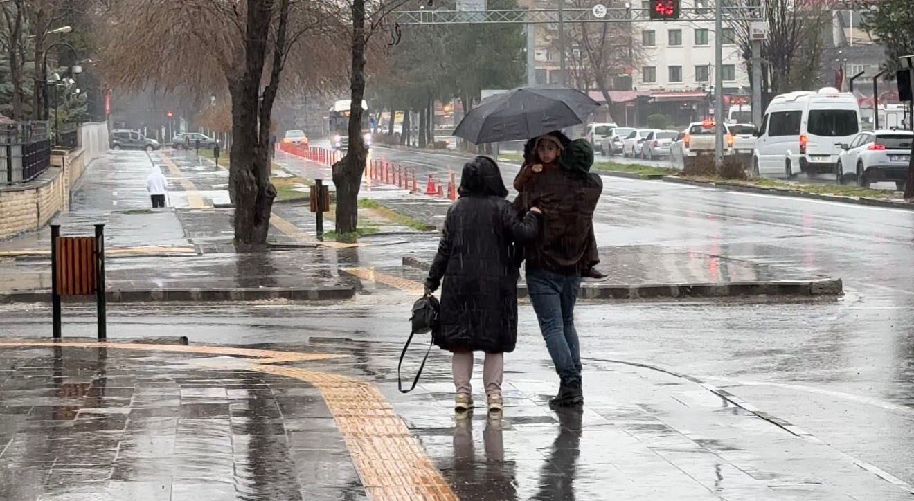 Diyarbakır&rsquo;da sağanak yağış hayatı olumsuz etkiledi
