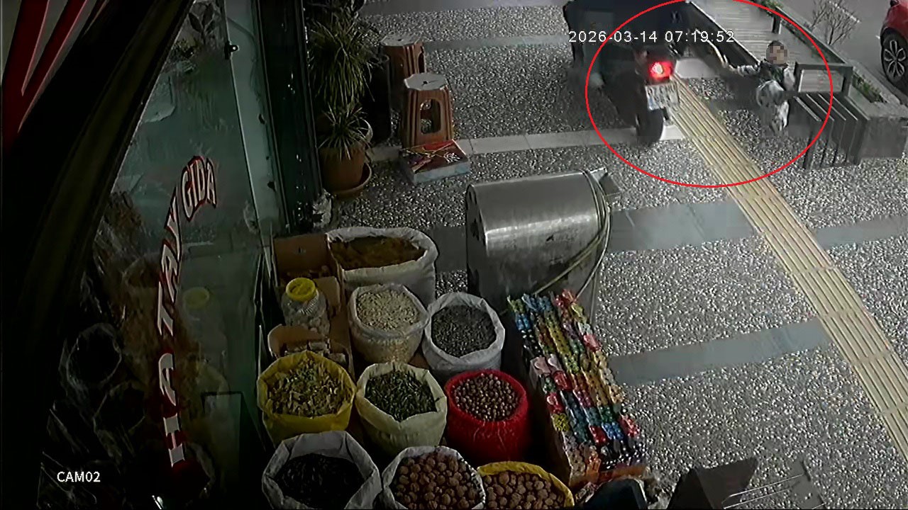 İş yerinden fırlayan 5 yaşındaki &ccedil;ocuğun &ouml;l&uuml;mden d&ouml;nd&uuml;ğ&uuml; kaza anları g&uuml;venlik kamerasına yansıdı
