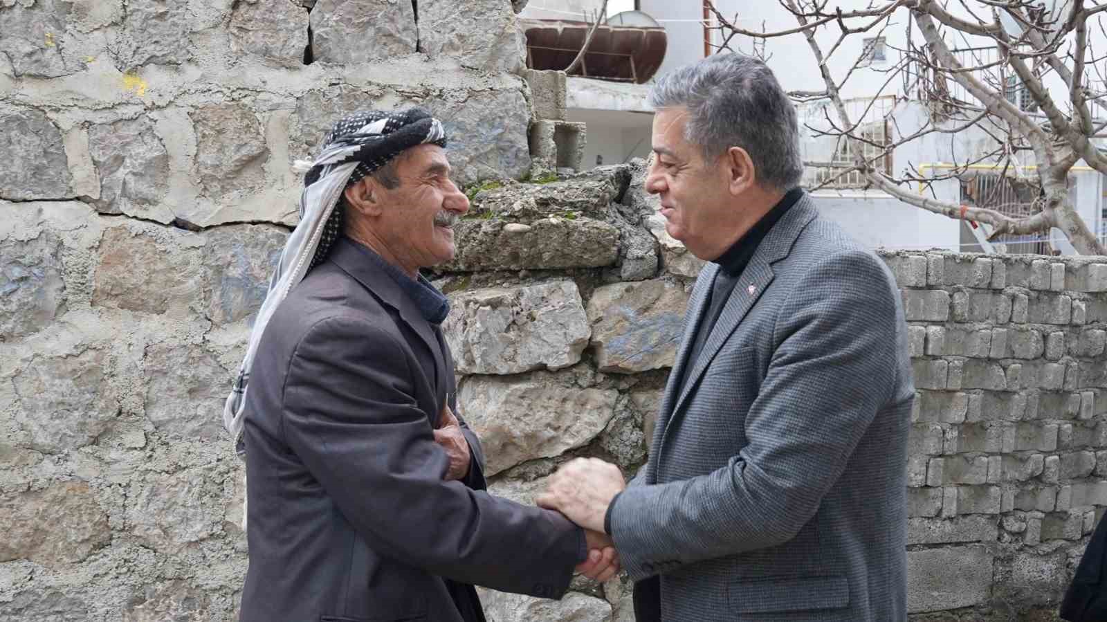 Başkan Yarka kapı kapı dolaştı, sosyal kartları bizzat teslim etti