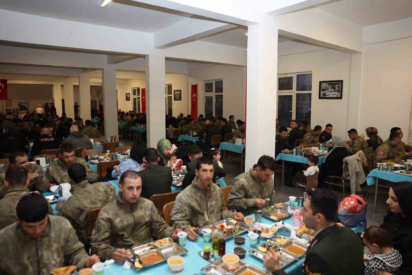 Gelibolu&rsquo;da şehit aileleri, gaziler ve askerlerle iftar yapıldı
