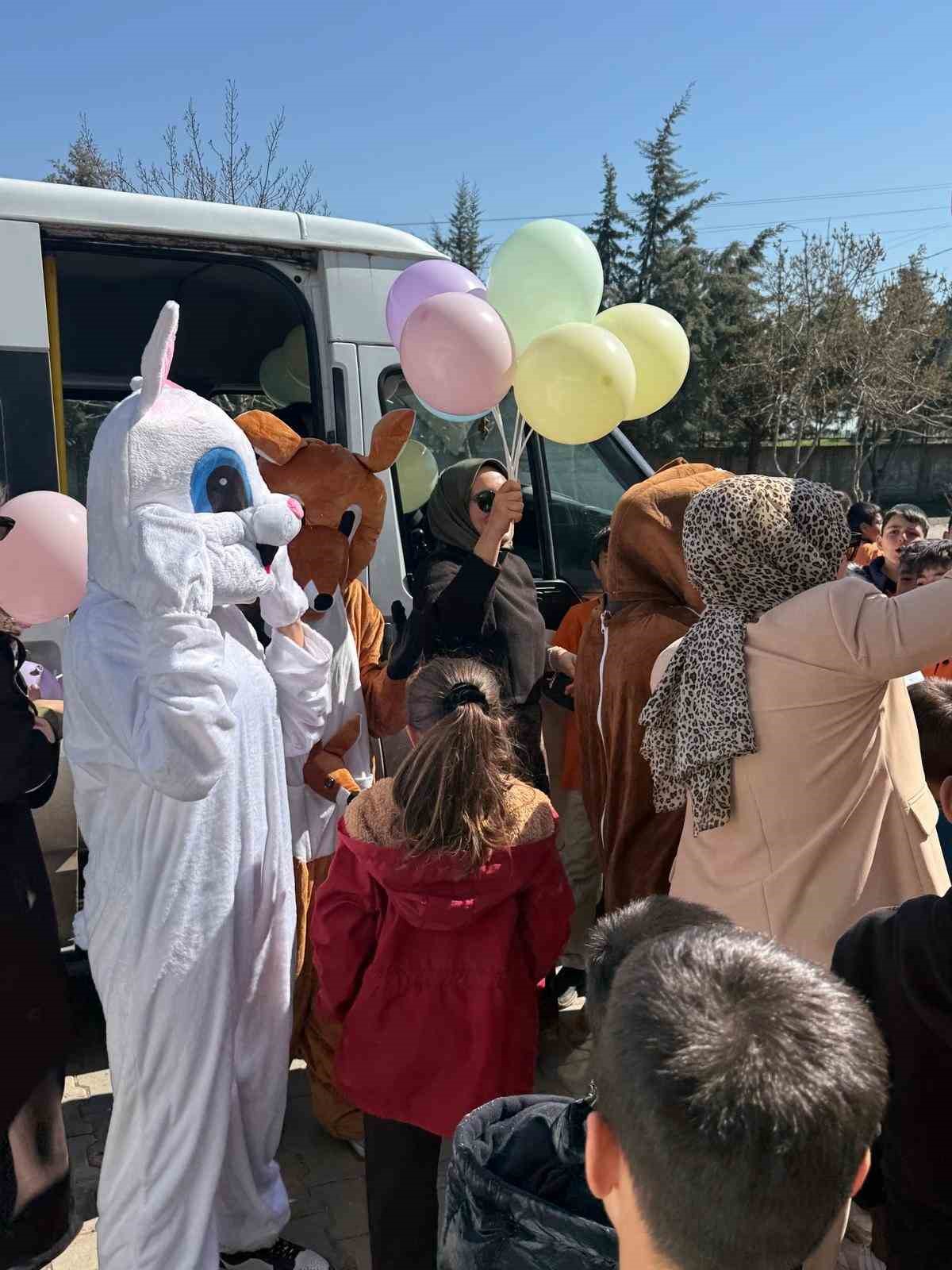 Silvan Anadolu Lisesinden yetim ve köy çocuklarına bayram harçlığı