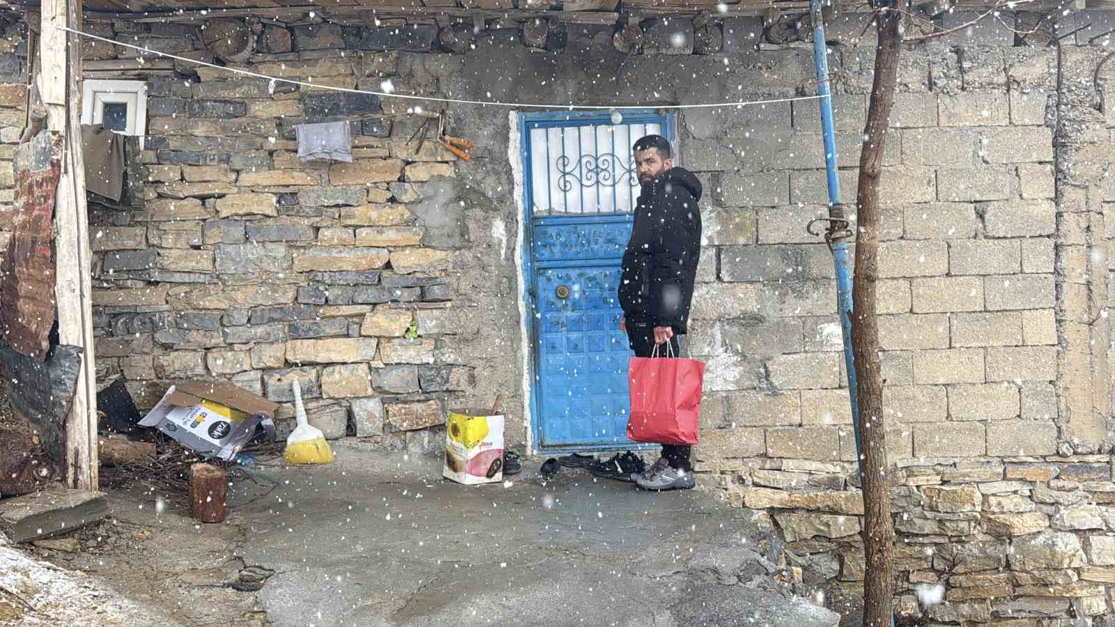 Duyarlı vatandaştan bayram &ouml;ncesi ihtiya&ccedil; sahibi ailelere yardım paketi
