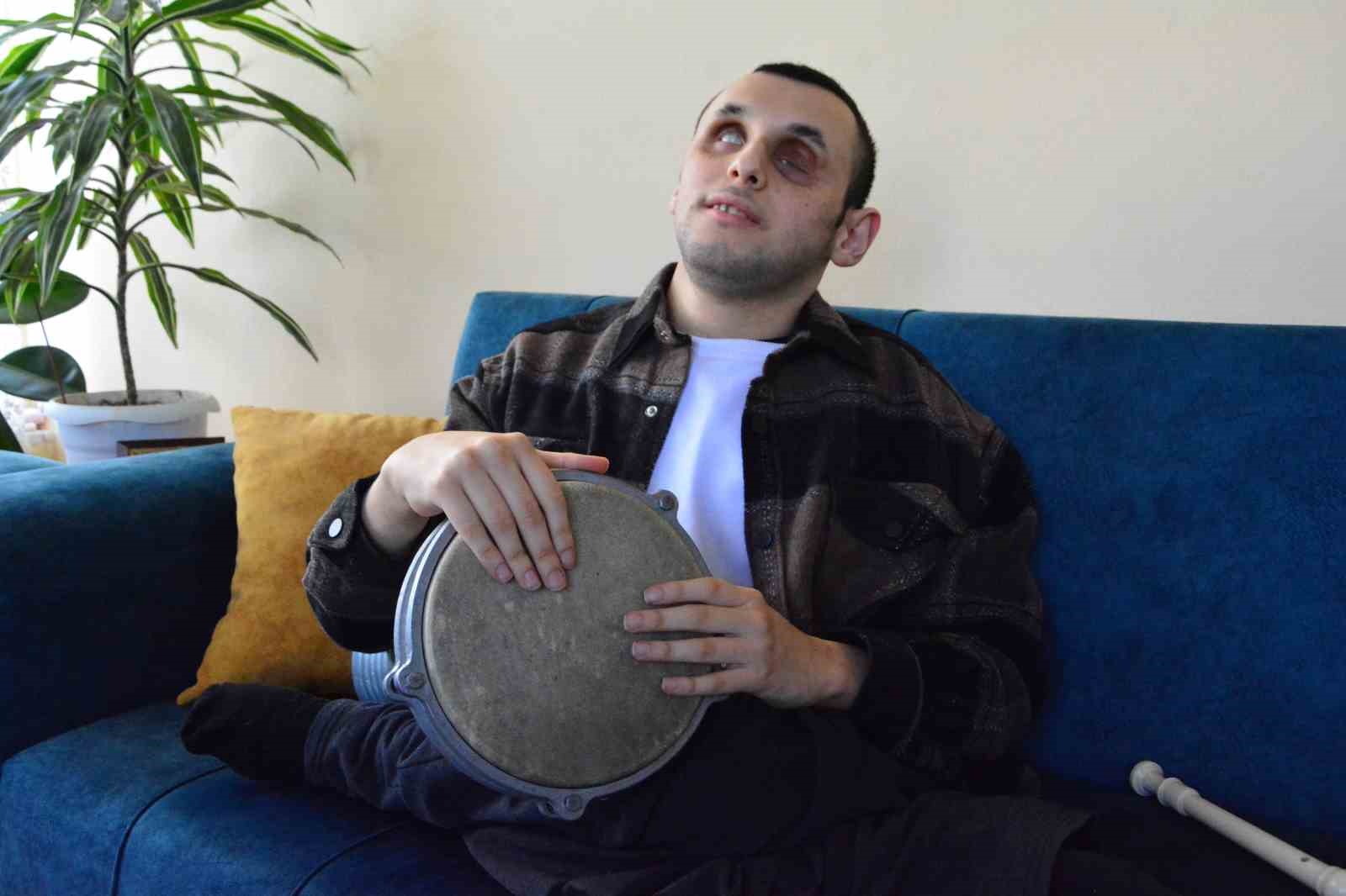 Müzik aşkı engellerini aştı: Çaldığı enstrümanlarla hayata tutunuyor