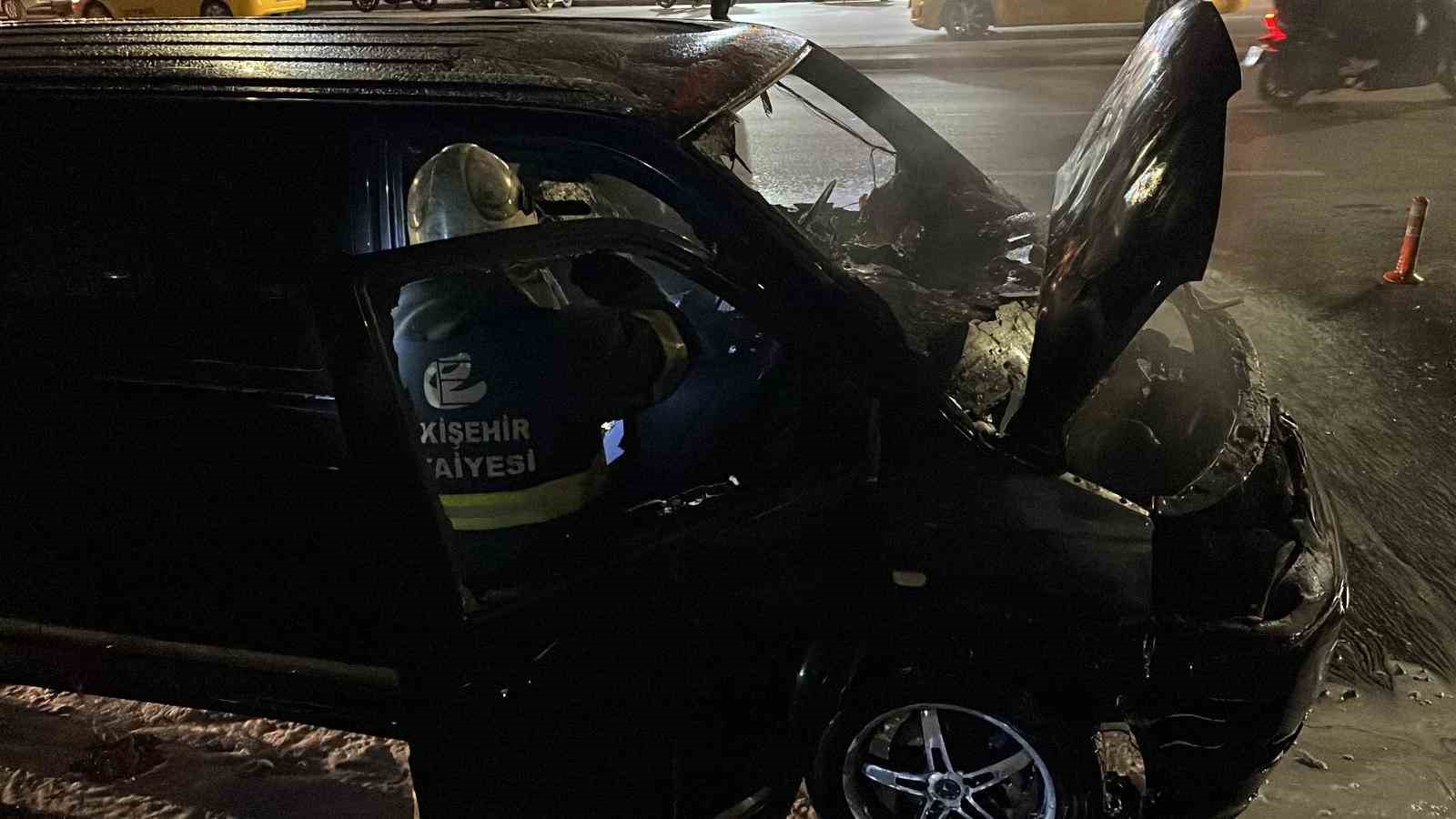 Eskişehir&rsquo;in merkezinde yanan minib&uuml;s, paniğe neden oldu
