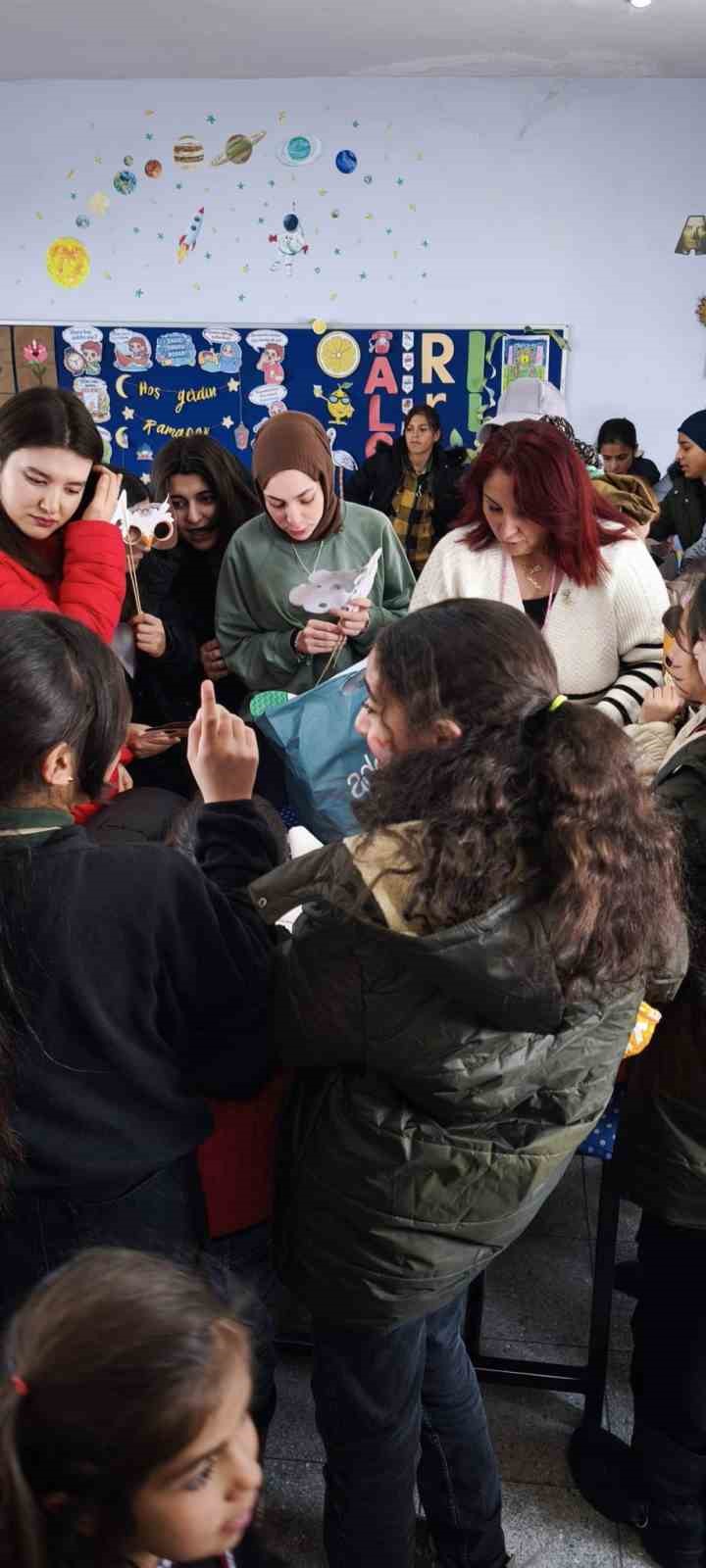 Kar t&uuml;nellerinden ge&ccedil;erek zorlu yolları aştılar, kış şartlarında 2 bin 700 rakımlı k&ouml;yde minik y&uuml;rekleri ısıttılar
