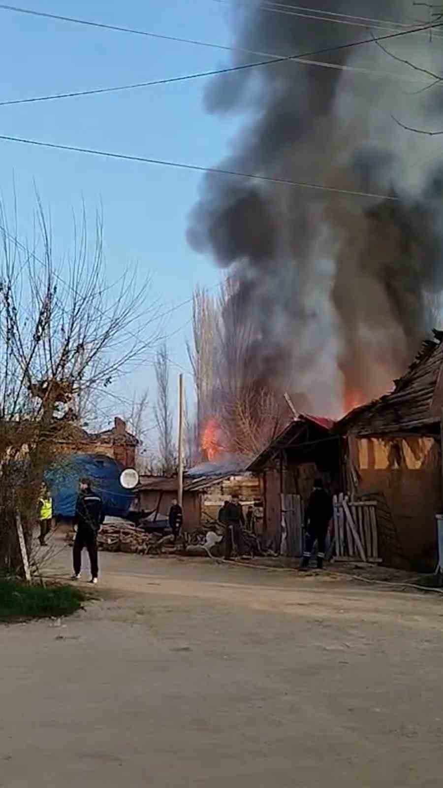 Bolu&rsquo;da iki katlı ahşap ev ve ahır alev alev yandı
