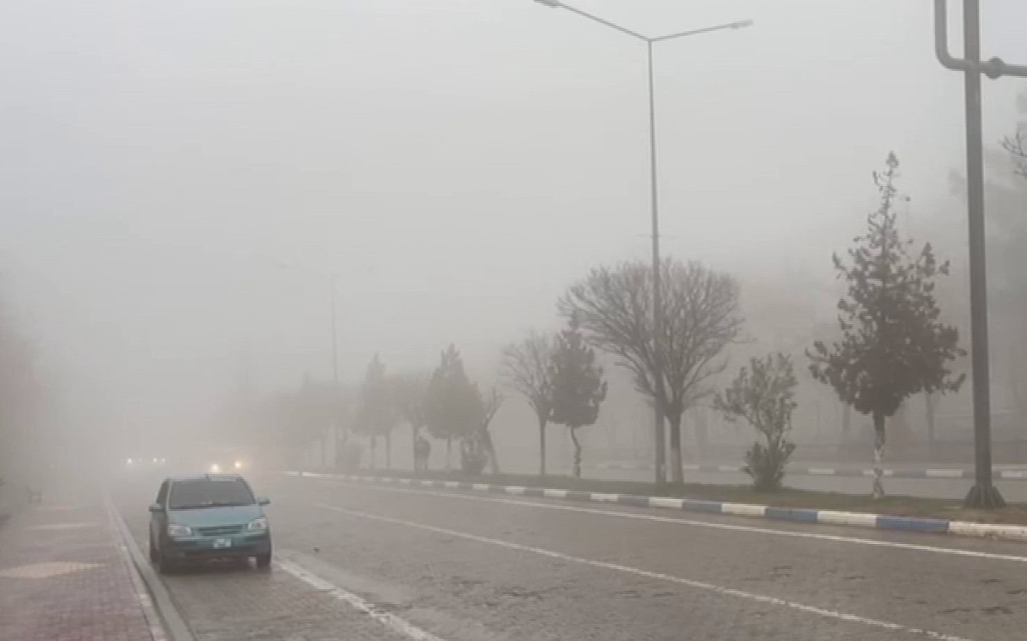 Besni&rsquo;de sağanak yağış ve yoğun sis etkili oldu
