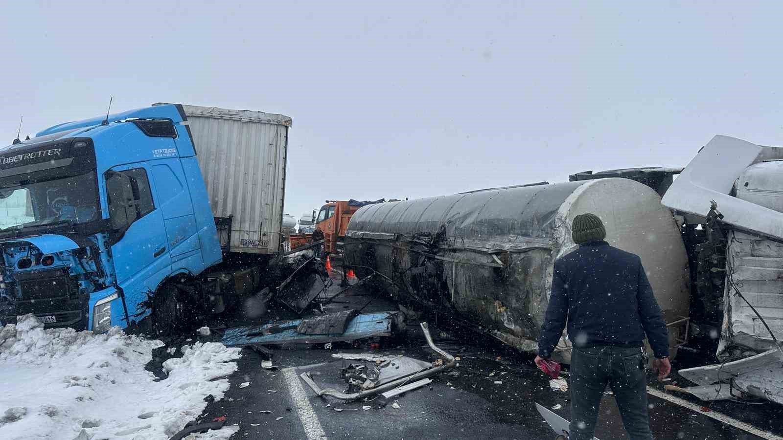 Kars’ta devrilen zift yüklü tankere tır çarptı: 2 yaralı