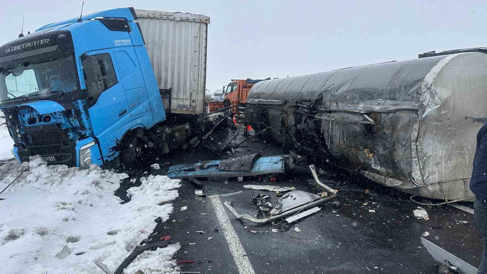 Kars&rsquo;ta devrilen zift y&uuml;kl&uuml; tankere tır &ccedil;arptı: 2 yaralı
