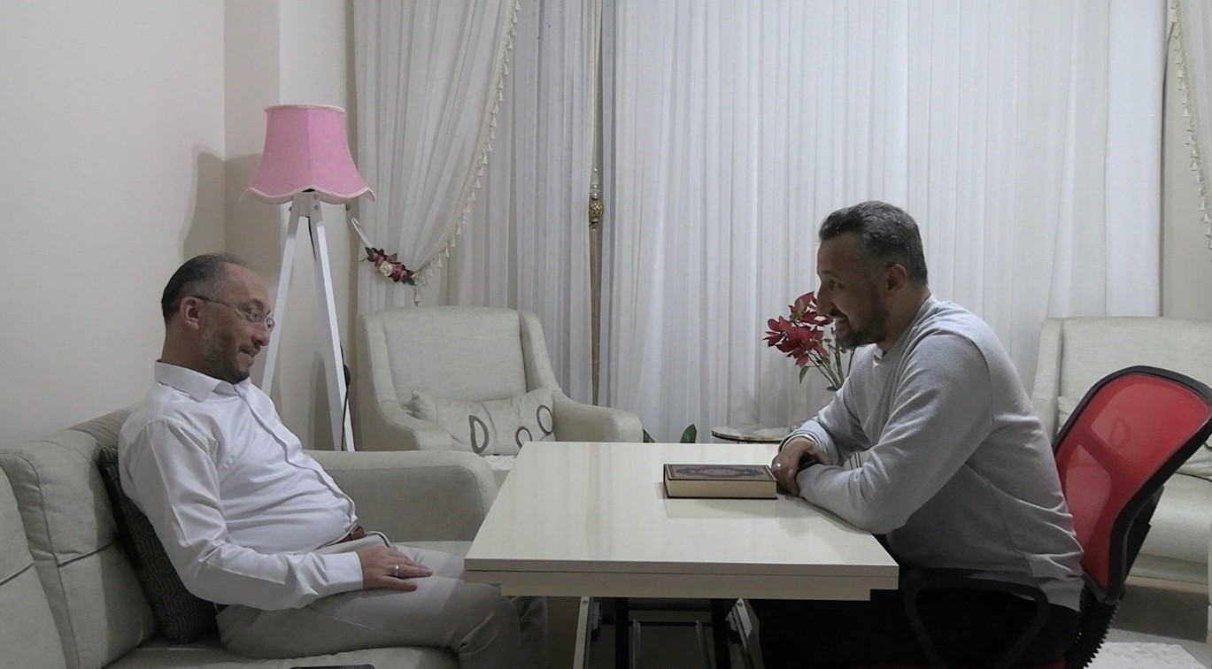 Kur&rsquo;an-ı Kerim&rsquo;i ezberlemenin &ouml;tesine ge&ccedil;ti: Ayetlerin sayfasını ve satırını saniyeler i&ccedil;inde s&ouml;yl&uuml;yor
