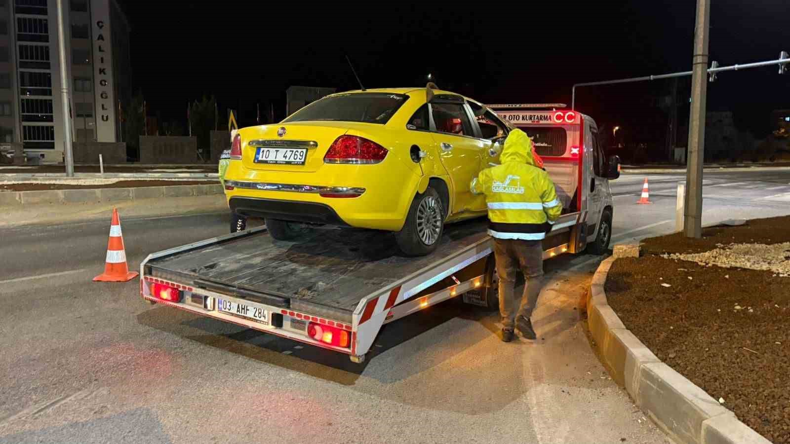 Kontrolden çıkan ticari taksi orta refüje devrildi