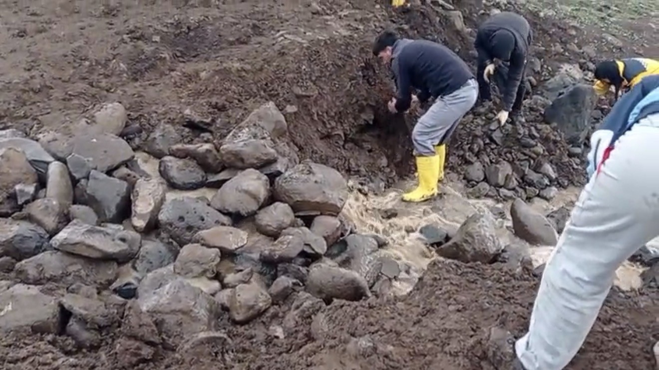 Siverek&rsquo;te hasar g&ouml;ren sulama g&ouml;letini vatandaşlar onardı
