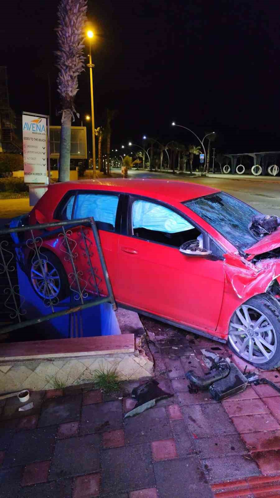 Alanya&rsquo;da iki otomobil &ccedil;arpıştı: 3 yaralı
