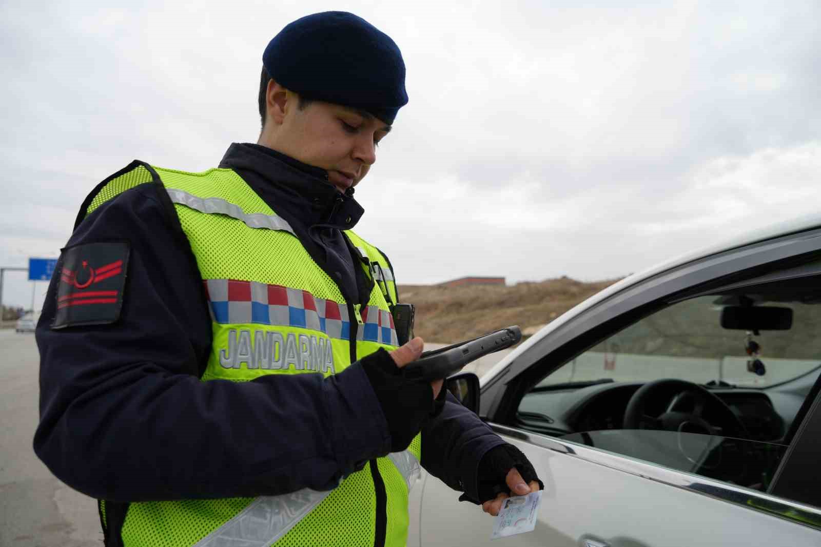 Ara tatil bayramla birleşti, sürücüler erken yola çıktı: 43 ilin geçiş noktasında denetimler artırıldı