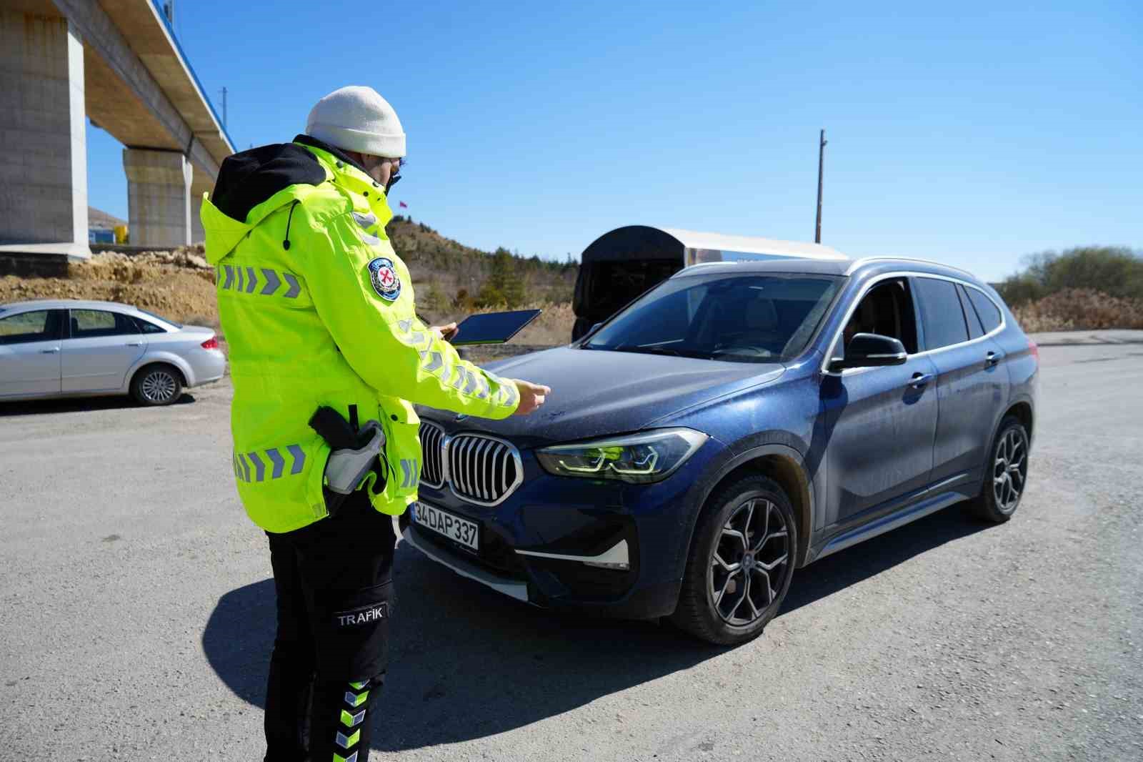 Ara tatil bayramla birleşti, s&uuml;r&uuml;c&uuml;ler erken yola &ccedil;ıktı: 43 ilin ge&ccedil;iş noktasında denetimler artırıldı
